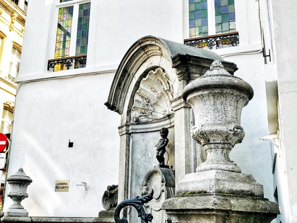 Manneken Pis, Brussels, Belgium, seeing boy statue